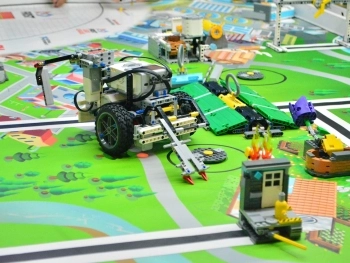 Parent’s Guide: Choosing the Right Robotics Program for Your Child image