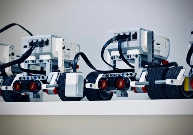 Fostering Collaboration and Teamwork: The Essence of Robotics Classes at Robotics Academy blog image