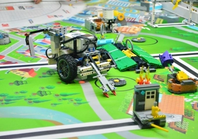 Parent’s Guide: Choosing the Right Robotics Program for Your Child blog image